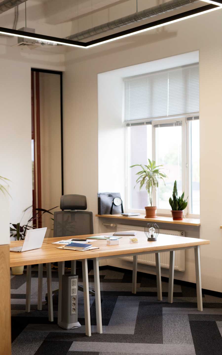 စုံထောက်အဖွဲ့တွင် ရီတာသည် ကျယ်ပြန့်သော အသိပညာနှင့် အတွေ့အကြုံ ကြွယ်ဝသော၊，ရှုပ်ထွေးသော စုံစမ်းစစ်ဆေးရေးကိစ္စများကို ကိုင်တွယ်ရာတွင် ထူးချွန်သည်။. ကျွန်ုပ်တို့သည် ကျယ်ပြန့်သောဝန်ဆောင်မှုများကို ပေးဆောင်သည်၊，ခိုးယူခံရသည့်ပစ္စည်းများကို ခြေရာခံခြင်းအပါအဝင်၊、ပျောက်ဆုံးနေသူအား စုံစမ်းစစ်ဆေးမှုများ ဆောင်ရွက်နေခြင်း၊、နောက်ခံစစ်ဆေးမှုများလုပ်ဆောင်ခြင်း၊、အိမ်ထောင်ရေးစစ်ဆေးမှုများ၊、ငွေကြေးဆိုင်ရာ စုံစမ်းစစ်ဆေးမှုများ ပြုလုပ်ခြင်း၊，နှင့် ပုဂ္ဂိုလ်ရေးဆိုင်ရာ လုံခြုံရေး အကာအကွယ်များ ပေးအပ်ခြင်း။. သင့်လိုအပ်ချက်များကိုဖြည့်ဆည်းရန် ကျွန်ုပ်တို့အားလုံးသည် ပရော်ဖက်ရှင်နယ်နှင့် ဥပဒေရေးရာဖြေရှင်းချက်များကို ပံ့ပိုးပေးနိုင်ပါသည်။.